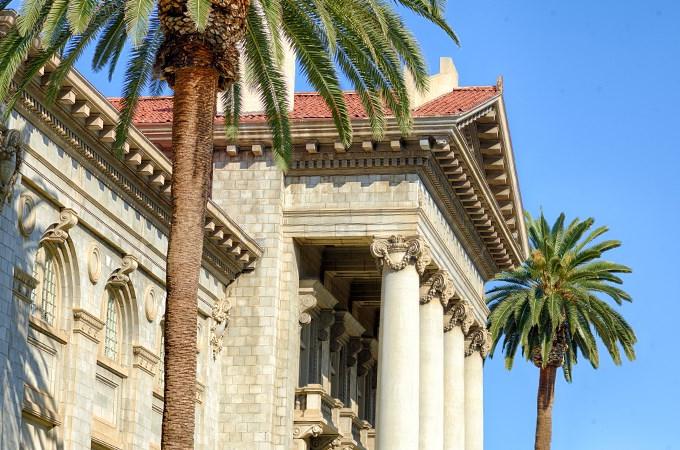 棕榈树构成了行政大楼的立面.